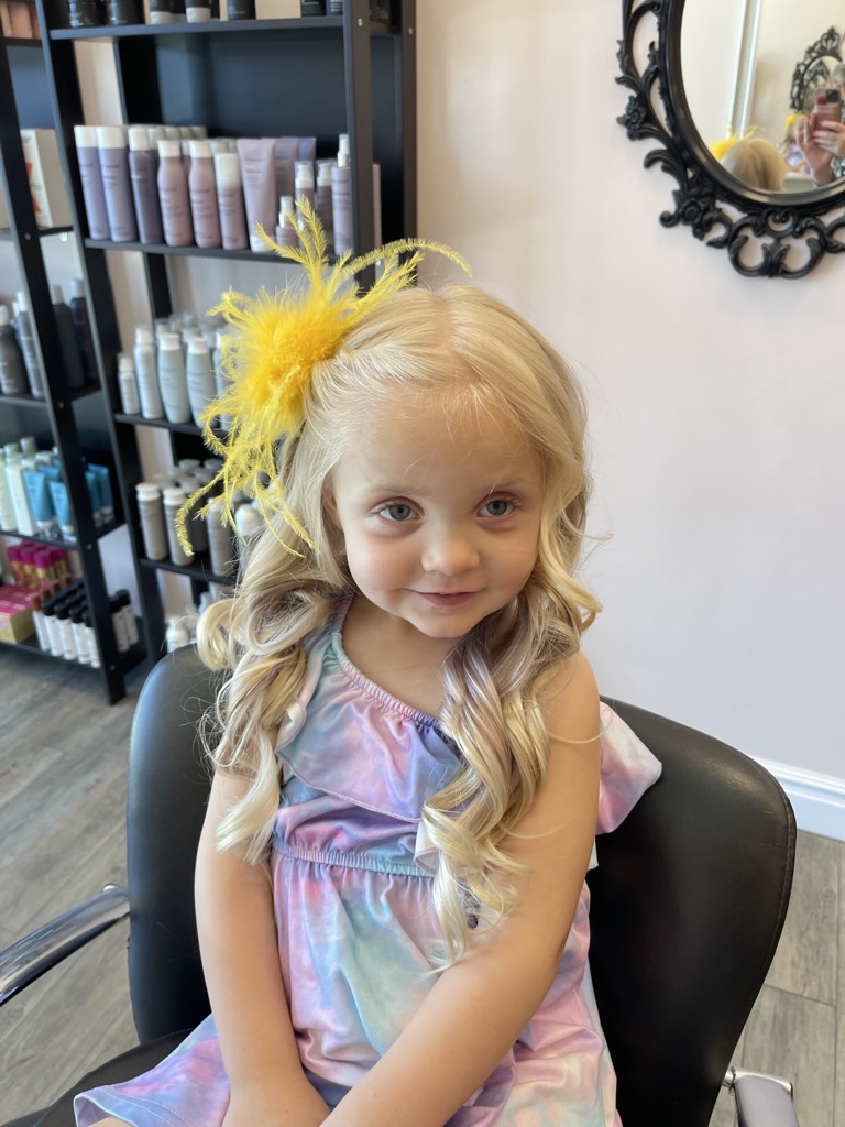 Birthday hairstyling with curls and a yellow hair accessory